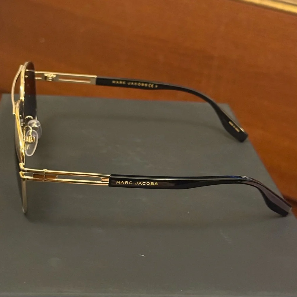 MARC JACOBS Men’s Aviator Sunglasses Gold & Black Gradient Lenses